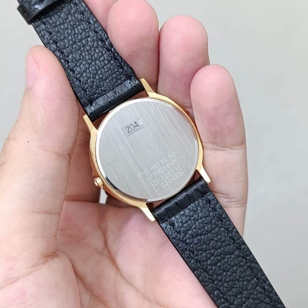 Vintage 1980s Waltham Quartz 42310.26.M10
30mm Men’s Watch, Gold-Toned - Picture 9 of 9
